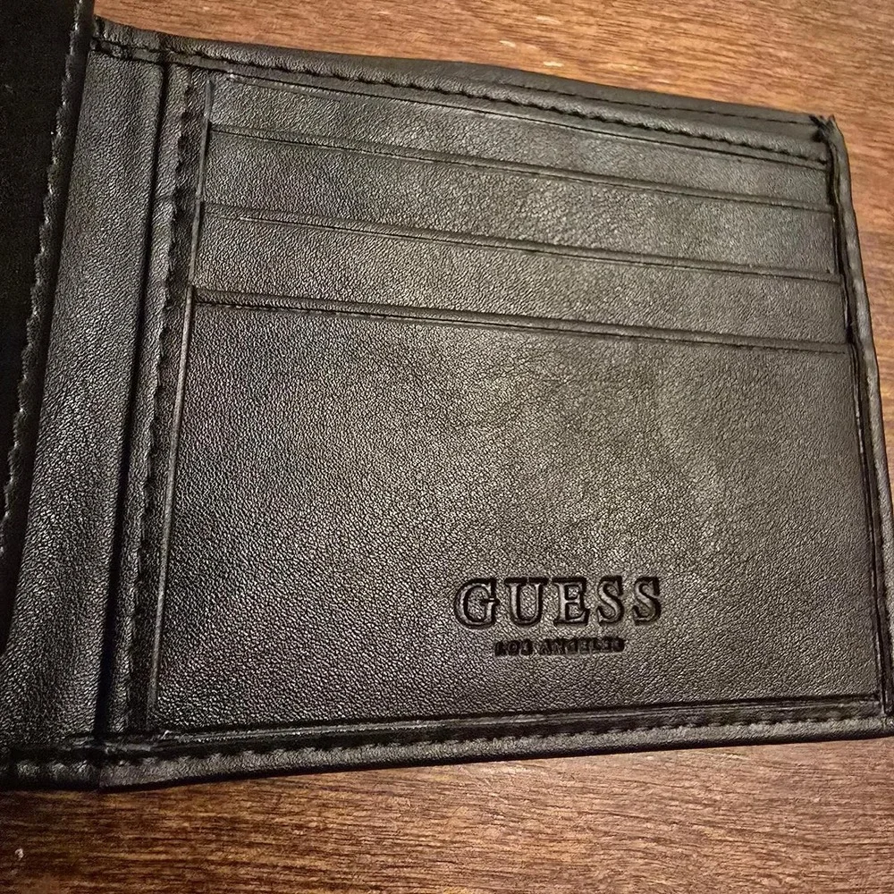 GUESS mens bifold wallet